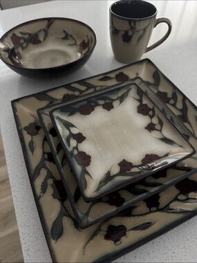 Gourmet basics by Mikasa 20 piece dinnerware set bowls, plates mugs Desert Bloom